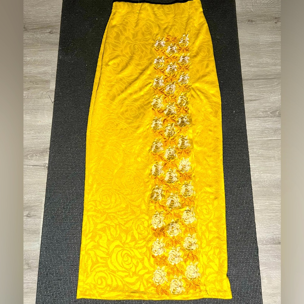3D floral handmade long yellow Burmese traditional skirt fit for 100-135 pounds.